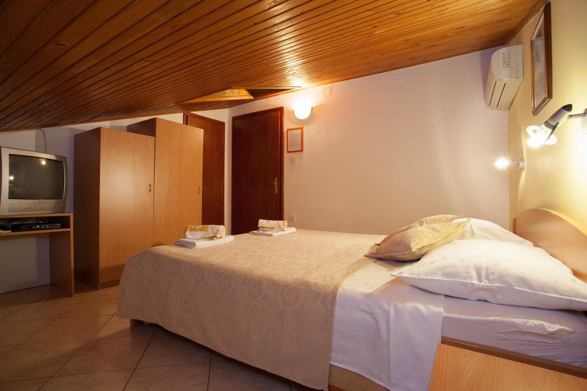 Pansion Burin Hotell Baška Rum bild